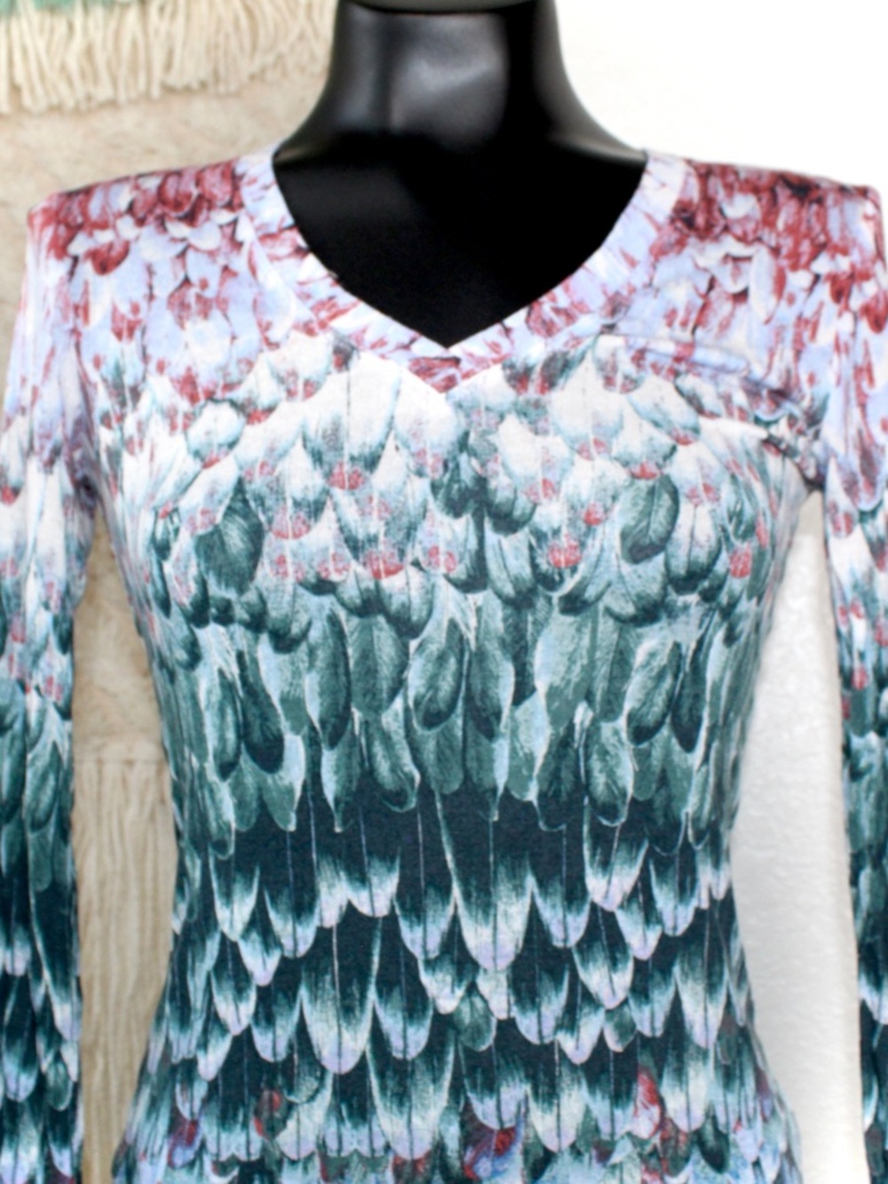 BCBG MAXAZRIA Medium Women's V-Neck Feather-Print Long Sleeve Top Green Multi - Picture 2 of 4